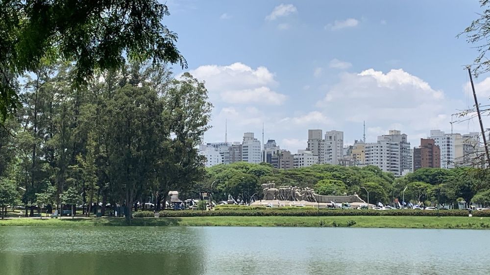 Lago do Parque Ibirapuera com os prédios da Zona Sul ao fundo