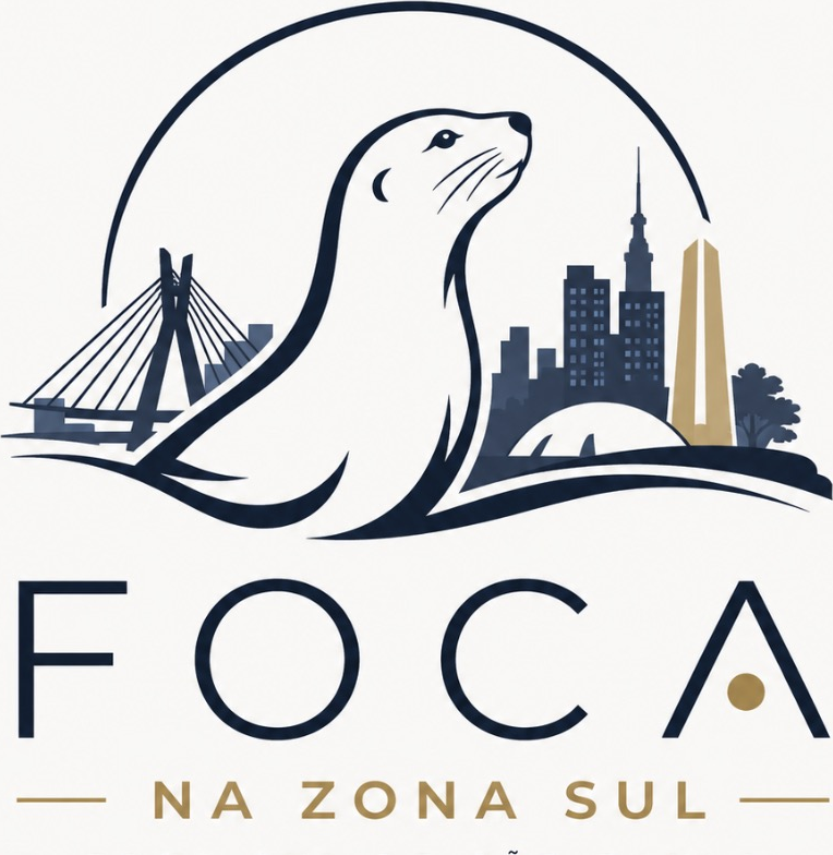 Foca na Zona Sul — a foca diante do horizonte de São Paulo, com o Obelisco do Ibirapuera e a Ponte Estaiada