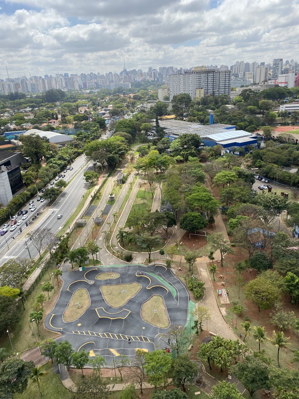 Vista aérea da região do Ibirapuera junto a Moema, com pista de bicicross, ciclovias, quadras e arborização densa