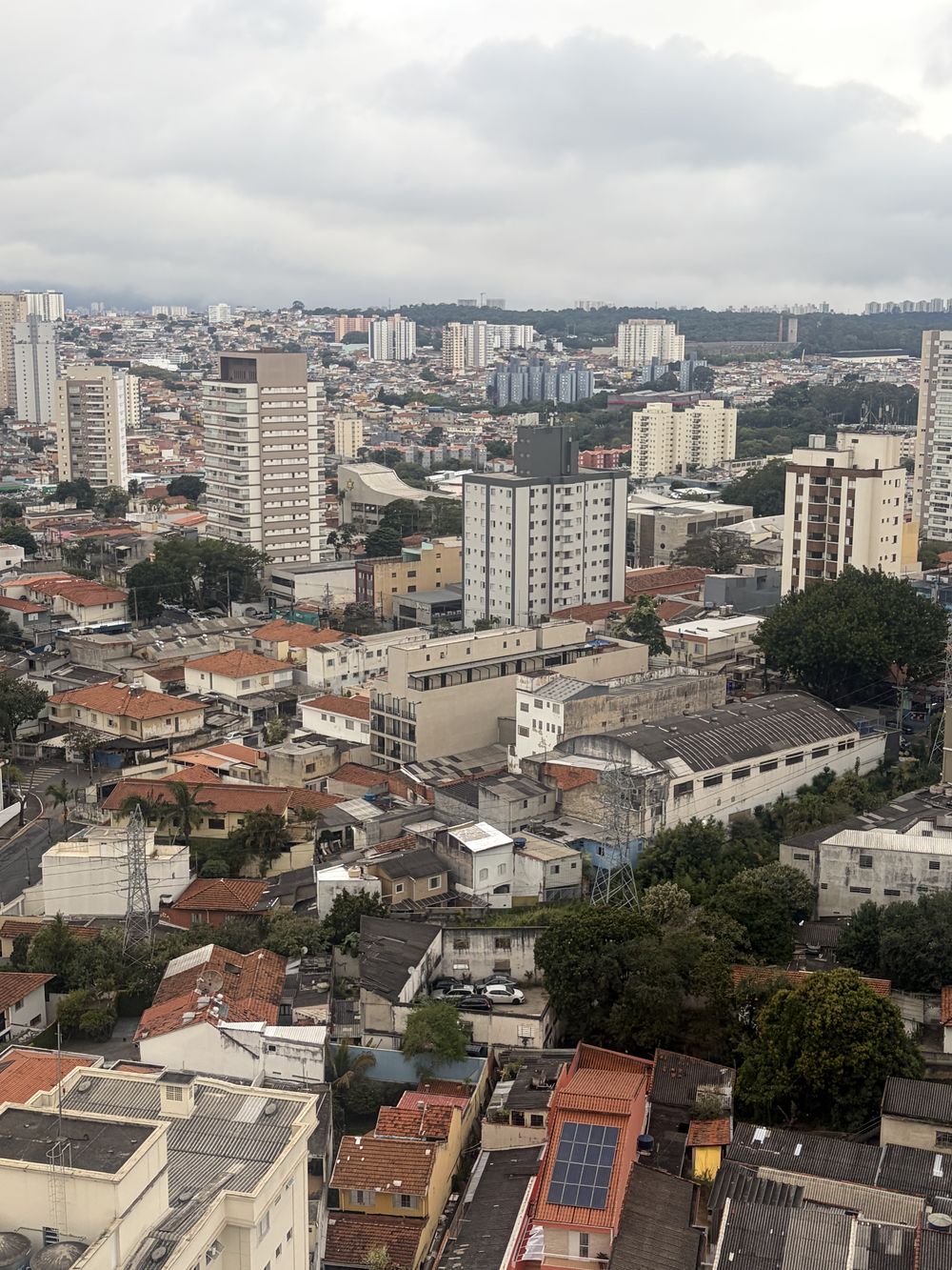 Casas térreas e sobrados de telhado cerâmico na Saúde, com edifícios residenciais novos crescendo entre as quadras baixas