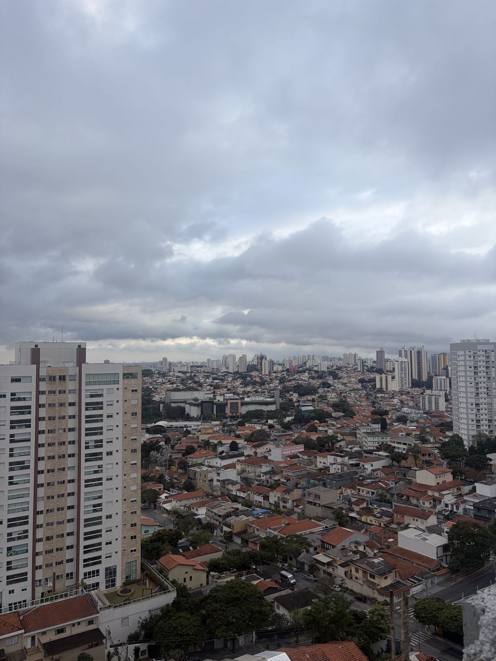 Panorama do bairro Saúde com torres residenciais em primeiro plano e o horizonte de prédios da Zona Sul de São Paulo ao fundo