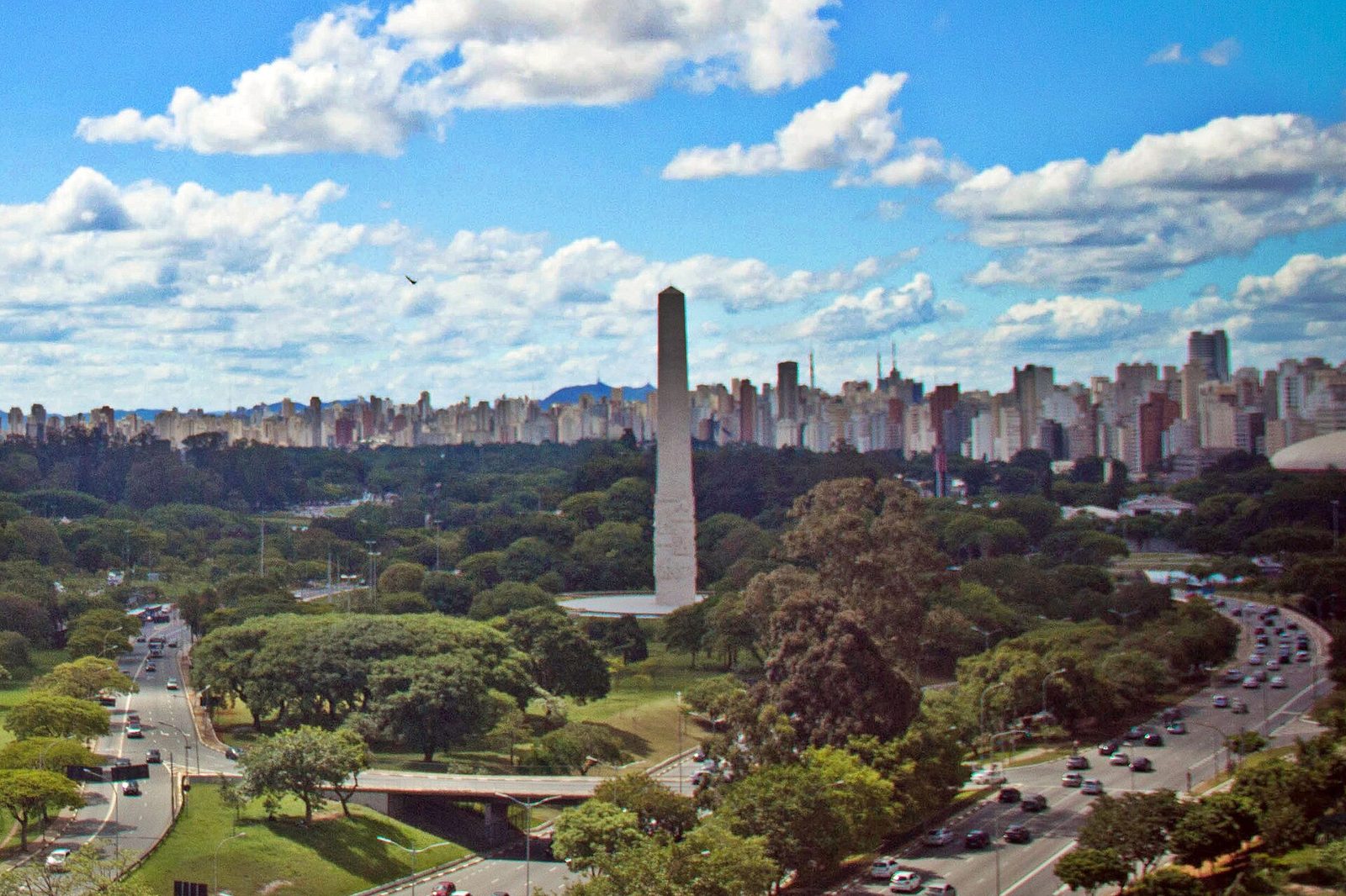 O Obelisco do Ibirapuera, na fronteira do bairro com o parque