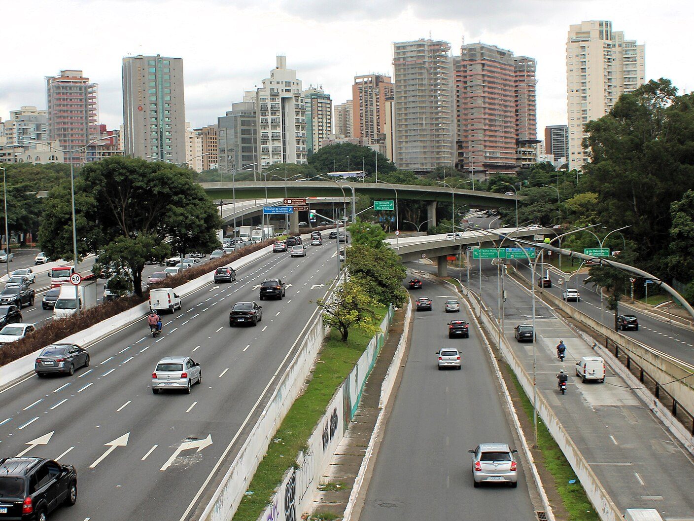 Avenida 23 de Maio em dia de outono, Vila Mariana